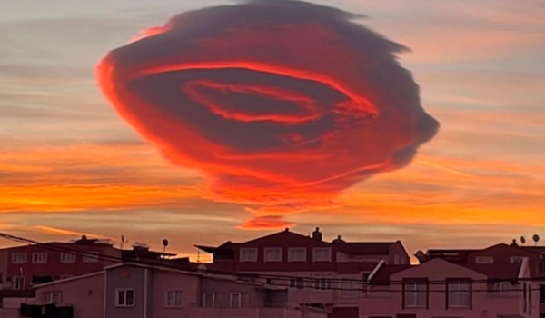 Περίεργο σύννεφο που έμοιαζε με UFO σκέπασε την Προύσα - Εντυπωσιακά βίντεο