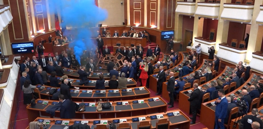 Αλβανία: Καπνογόνα και δυναμιτάκια στη Βουλή από την αντιπολίτευση στην ψήφιση του προϋπολογισμού