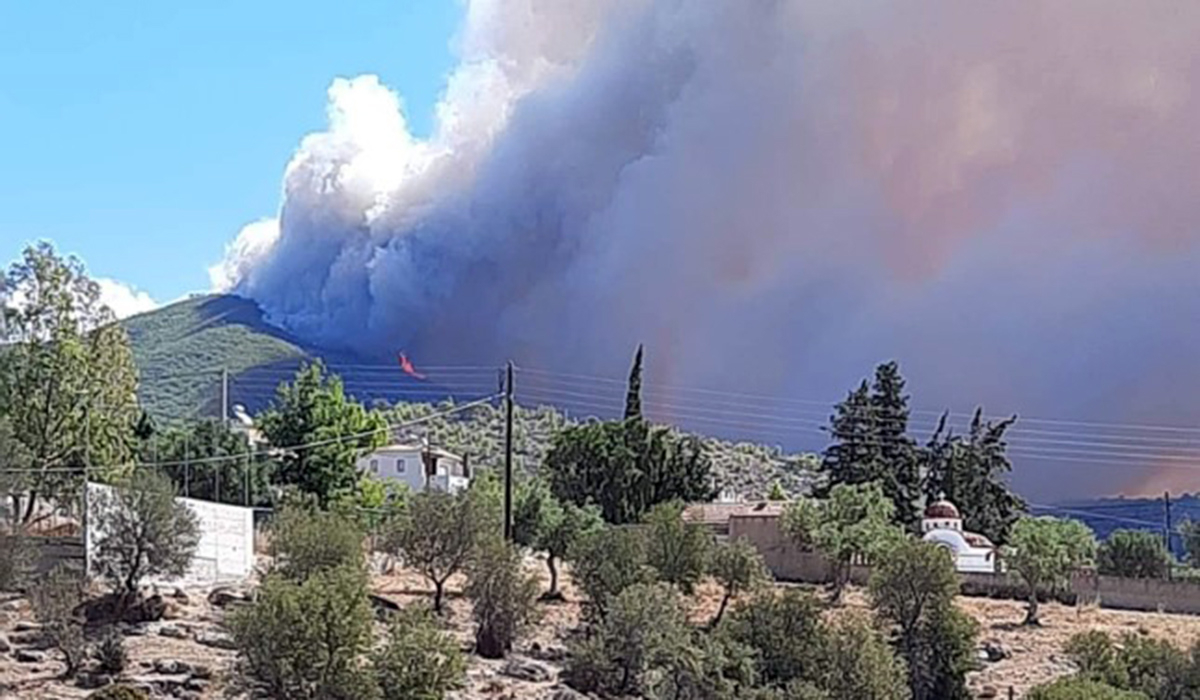 Μεγάλη φωτιά στη Νέα Πέραμο: Μήνυμα για εκκένωση προς Μέγαρα - Κλειστή η Αθηνών - Κορίνθου