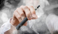 Ηλεκτρονικό τσιγάρο: Για «θανατηφόρες τοξίνες» προειδοποιεί το αγγλικό ΕΣΥ
