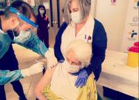 Θεσσαλονίκη : 96χρονη επιζήσασα του Άουσβιτς η πρώτη που εμβολιάστηκε σε δομή ηλικιωμένων