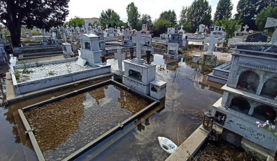Κακοκαιρία: Πλημμύρισαν οι τάφοι στην Πτολεμαΐδα