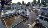 Κακοκαιρία: Πλημμύρισαν οι τάφοι στην Πτολεμαΐδα