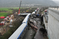 Έκρηξη μετά τη σύγκρουση των τρένων στα Τέμπη: Τα τρία σενάρια για την πύρινη κόλαση