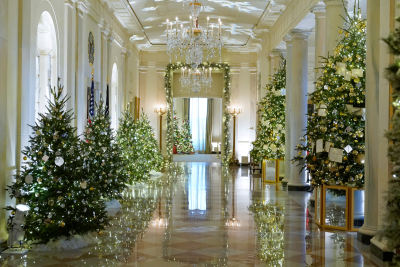 Στολίστηκε ο Λευκός Οίκος: Τα 77 χριστουγεννιάτικα δέντρα και το ιδιαίτερο θέμα