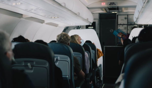 Κορονοϊός: Γιατί δεν πρέπει να βγάζουμε τη μάσκα στο αεροπλάνο - Συμβουλές για ασφαλή πτήση