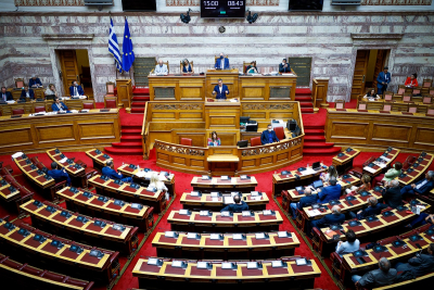 Τσίπρας από Βουλή: Πολιτική απάτη η εικονική αφαίρεση της ρήτρας αναπροσαρμογής