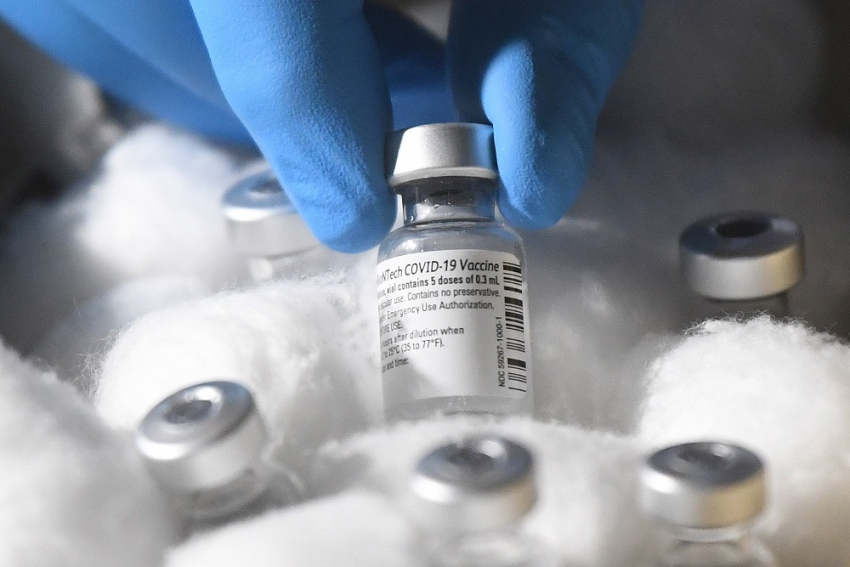 Η Σουηδία σταματά τις πληρωμές στην Pfizer και ζητά διευκρινίσεις για τις δόσεις του εμβολίου