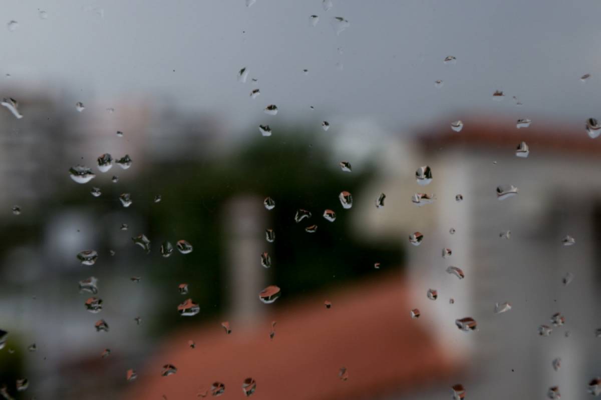 Καιρός: Βροχές και χαλάζι την Τρίτη