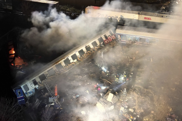 Σύγκρουση τρένων στα Τέμπη: Εικόνες αποκάλυψης που κόβουν την ανάσα