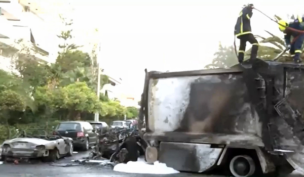 Βίντεο από το τροχαίο στην Παραλιακή – Στις φλόγες απορριμματοφόρο και ταξί
