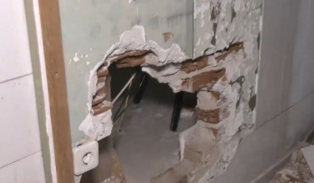 Θεσσαλονίκη: «Τρύπωσαν» σε φαρμακείο με ριφιφί - Βίντεο με την τρύπα στον τοίχο