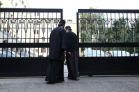 Το ελληνικό SCOTUS: Η Ιερά Σύνοδος κήρυξε πόλεμο στις αμβλώσεις