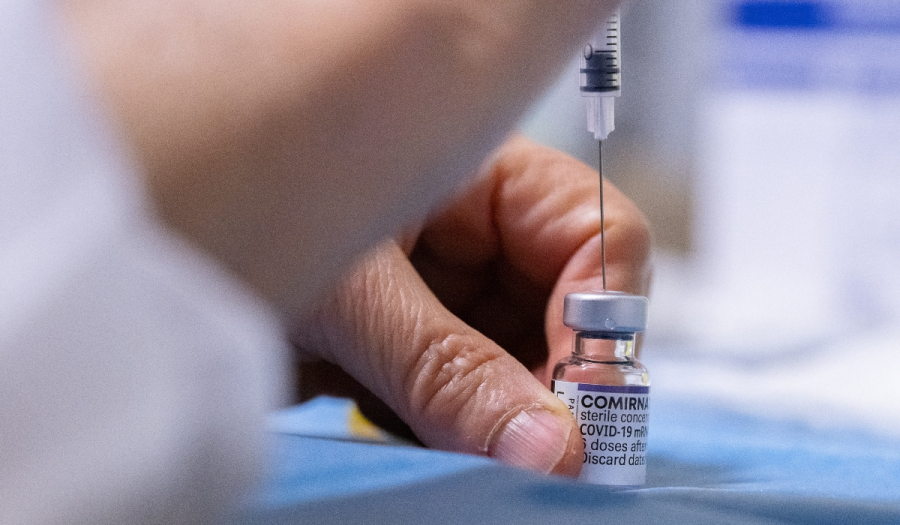 Τρίτη δόση εμβολίου: Ο EMA αξιολογεί την αίτηση της Pzizer για εφήβους 12-15 ετών