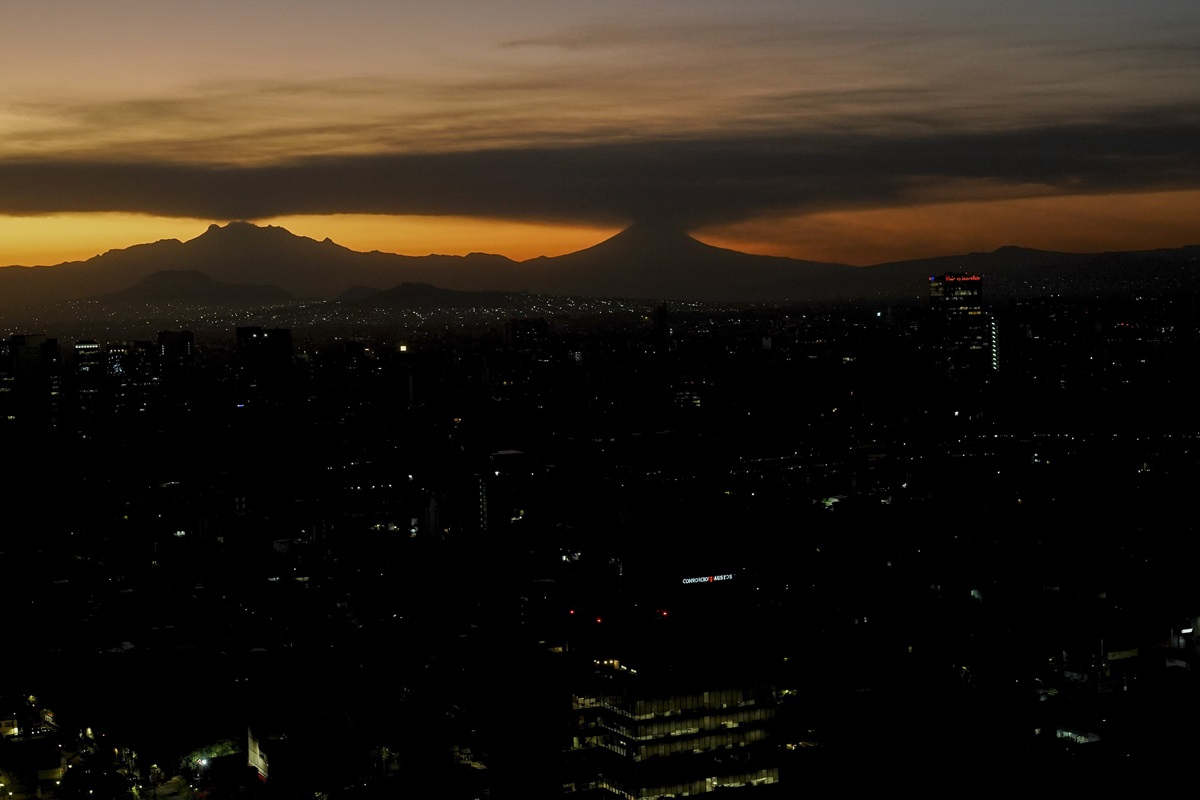 Μεξικό: «Ξύπνησε» το ηφαίστειο Ποποκατέπετλ - Ακυρώσεις πτήσεων λόγω της πυκνής τέφρας