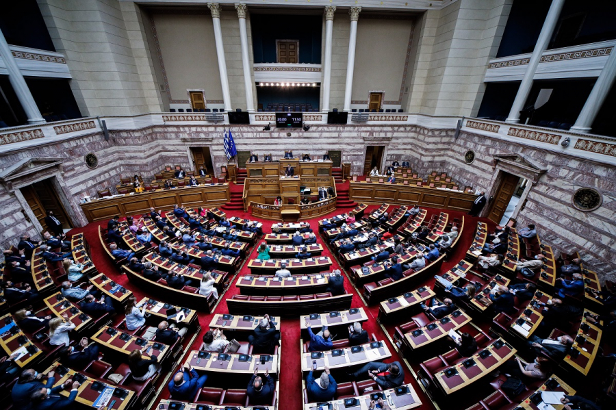 Εργασιακό νομοσχέδιο: Ο «ήλιος του ΠΑΣΟΚ» πάνω από τη θυελλώδη συνεδρίαση