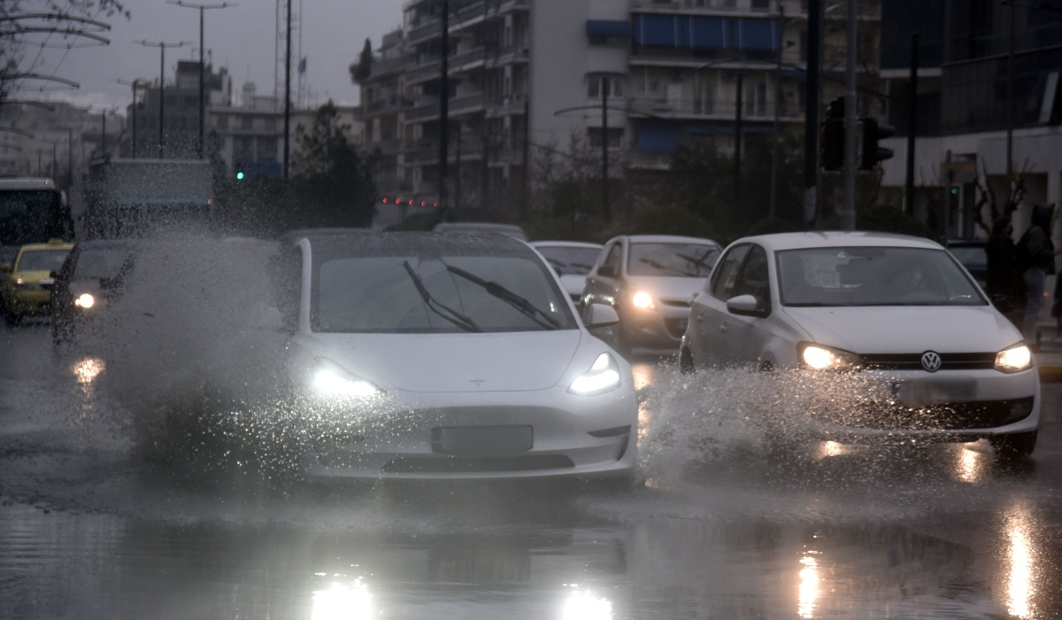 Κίνηση στους δρόμους: Κυκλοφοριακό χάος με την βροχή - «Κατακόκκινη» όλη η Αθήνα