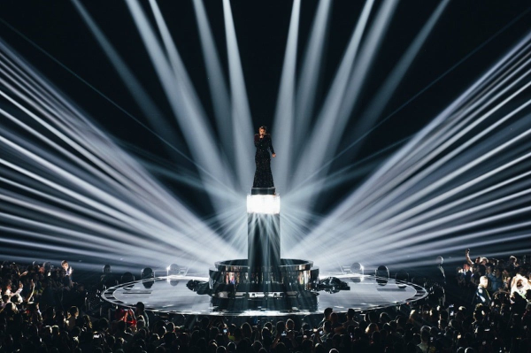 Eurovision 2023: Από ύψος 5 μέτρων τραγούδησε η La Zarra για τη Γαλλία