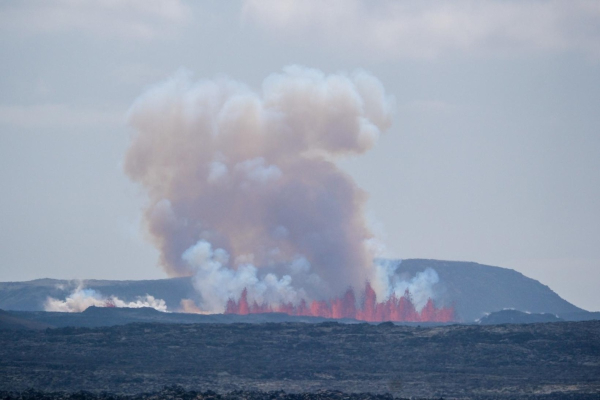 Ισλανδία: Νέα έκρηξη ηφαιστείου στη χερσόνησο Ρέικιανες – Δείτε βίντεο