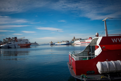 Πτώση οχήματος στο λιμάνι του Πειραιά - Καλά στην υγεία τους οι δύο επιβαίνοντες