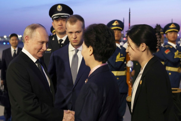 Στην Κίνα ο Πούτιν: Η θερμή χειραψία με τον Σι Τζινπίνγκ