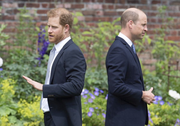 Ο πρίγκιπας Χάρι βλέπει «επανασύνδεση» της βασιλικής οικογένειας λόγω του καρκίνου του Καρόλου