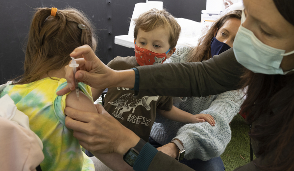 Εμβολιασμοί παιδιών 5-11 ετών: Έχουν κλειστεί 28.000 ραντεβού