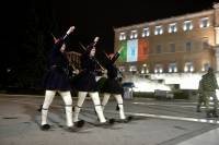 Κορονοϊός: «Ντυμένη» στα ιταλικά χρώματα η Βουλή