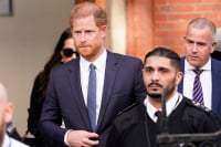 Ο πρίγκιπας Χάρι στη δίκη του εκδότη της Daily Mail - Κατηγορείται για παράνομες παρακολουθήσεις