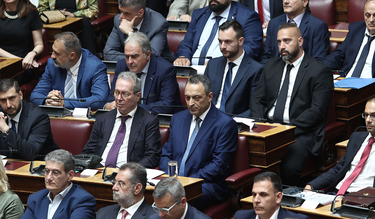 Πίσω από τα έδρανα του ΣΥΡΙΖΑ οι 12 βουλευτές του κόμματος Σπαρτιάτες