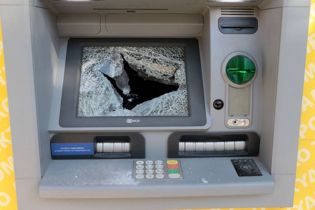 Μπαράζ εμπρηστικών επιθέσων σε ATM