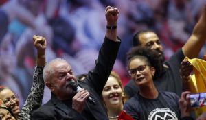 Βραζιλία: Δημοσκόπηση δείχνει σαρωτική νίκη Λούλα στις εκλογές