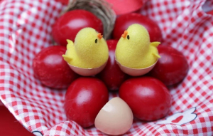 Βάψιμο αυγών: Φυσικοί τρόποι για το φετινό Πάσχα