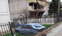 Απίστευτο τροχαίο στη Λάρισα: Aυτοκίνητο προσγειώθηκε σε αυλή σπιτιού