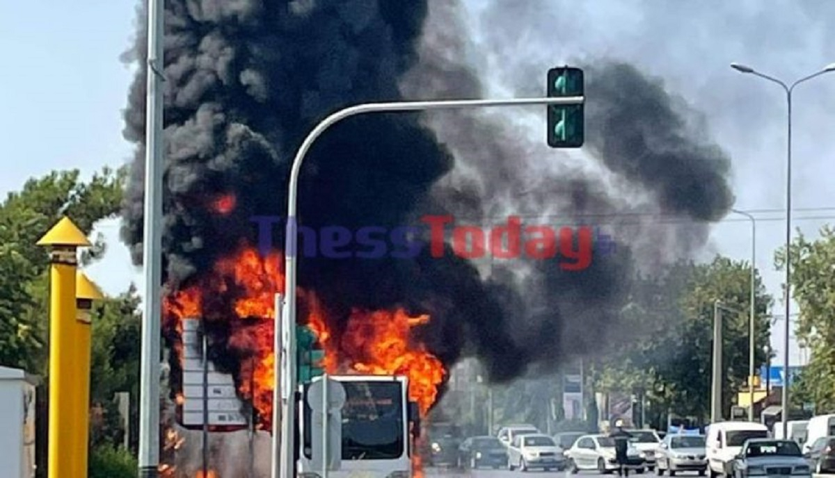 Μεγάλη φωτιά σε λεωφορείο στη Θεσσαλονίκη