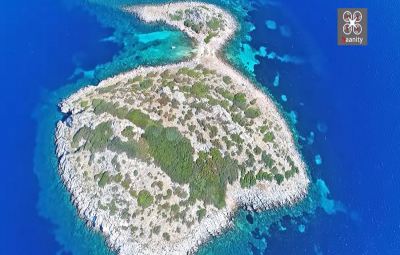 Φονιάς: Το ελληνικό νησί με το ανατριχιαστικό όνομα, σε σχήμα πάπιας, όπου γυρίστηκε διάσημη ταινία