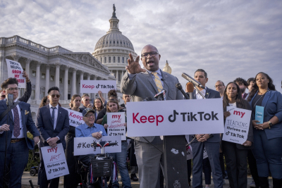 Μπάιντεν και Κογκρέσο θέλουν να απαγορεύσουν το TikTok- Η Αμερική επιστρέφει στον Μακαρθισμό