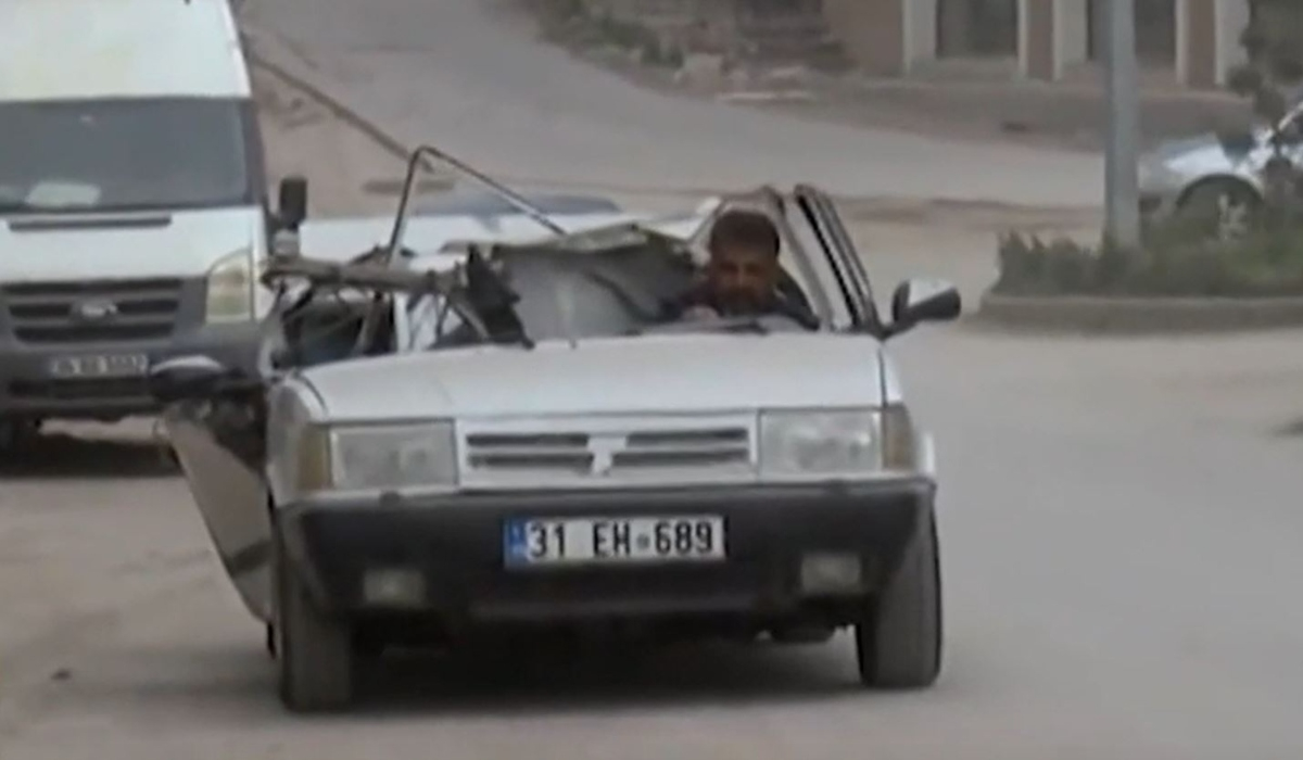 Ασύλληπτο βίντεο: Τούρκος οδηγεί αυτοκίνητο που έγινε «καλοκαιρινό» μετά τον σεισμό