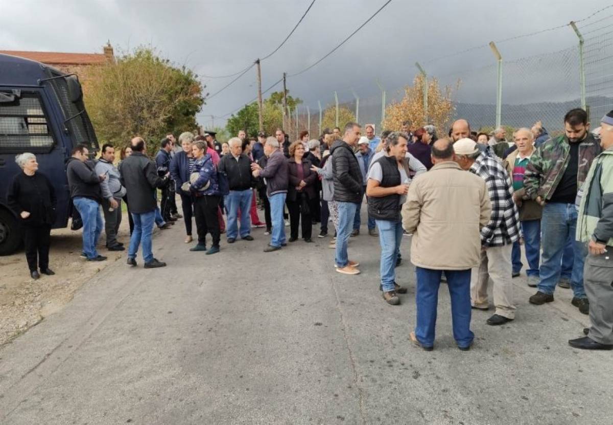 Χίος: Κάτοικοι του χωριού Χαλκειός έκλεισαν τον δρόμο που οδηγεί στο ΚΥΤ της ΒΙΑΛ