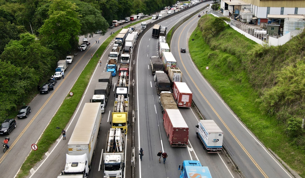 Βραζιλία: Φορτηγατζήδες απέκλεισαν δρόμους μετά την εκλογική ήττα του Μπολσονάρου
