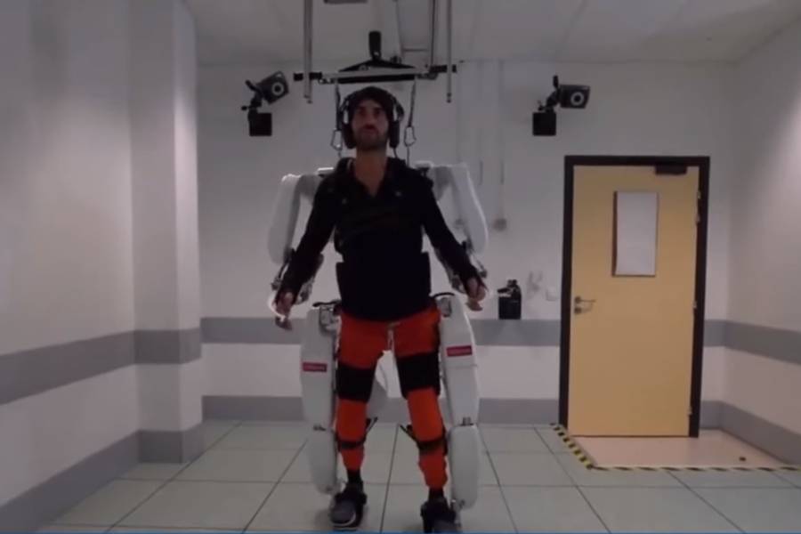 Κινείται με τη σκέψη του: Παράλυτος άνδρας περπατά ξανά με τη βοήθεια ρομποτικού εξωσκελετού
