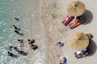 Κορονοϊός: Τι ισχύει για φαγητό και πότο στις παραλίες έως τέλος Ιουλίου