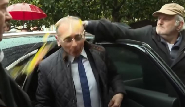Γαλλία: Ο ακροδεξιός Ερίκ Ζεμούρ έφαγε αυγό στο κεφάλι (Βίντεο)
