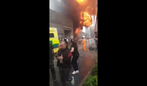 Λονδίνο: Bίντεο από εντυπωσιακή έκρηξη στο φλεγόμενο κτήριο - Υπό έλεγχο η φωτιά