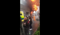 Λονδίνο: Bίντεο από εντυπωσιακή έκρηξη στο φλεγόμενο κτήριο - Υπό έλεγχο η φωτιά