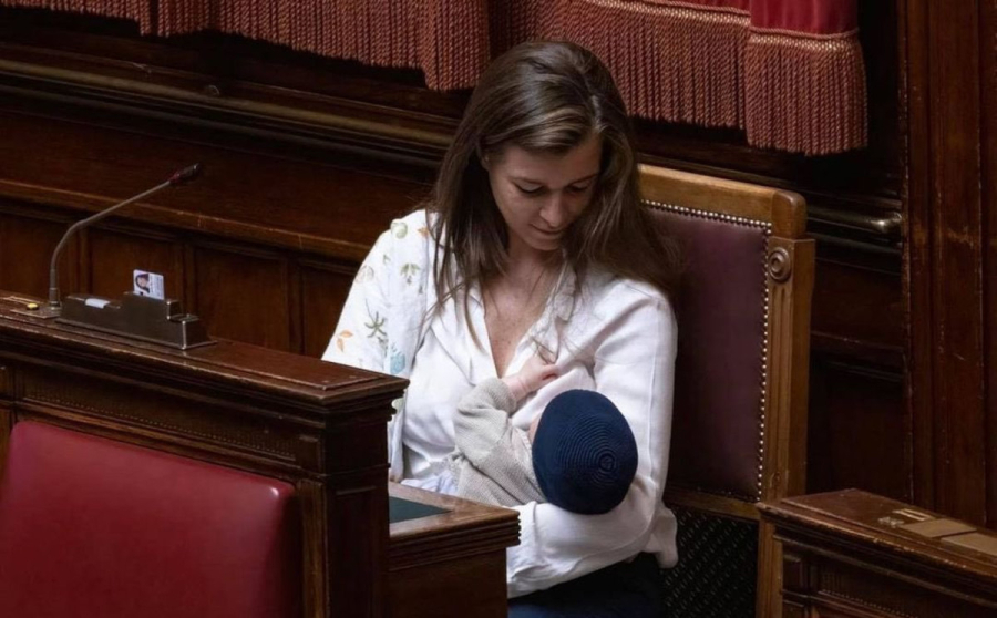 Ιταλία: Βουλευτής θήλασε το μωρό της στο κοινοβούλιο και καταχειροκροτήθηκε (Βίντεο)