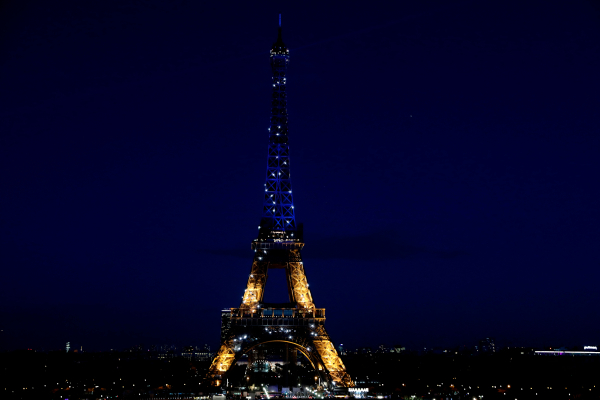 Γαλλία: Στα χρώματα της ουκρανικής σημαίας θα φωταγωγηθεί ο Πύργος του Άιφελ