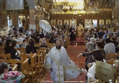 Κύπρος: Ο Πάτερ Ηρακλής τήρησε το έθιμο και έτρεξε μέσα στην εκκλησία
