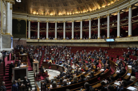Γαλλία: Επιβίωσε η κυβέρνηση Μακρόν - Απορρίφθηκαν οι προτάσεις δυσπιστίας