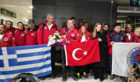 Σεισμός στην Τουρκία: Με αγκαλιές και χειροκροτήματα επέστρεψαν τα μέλη της ΕΟΔ (Βίντεο)